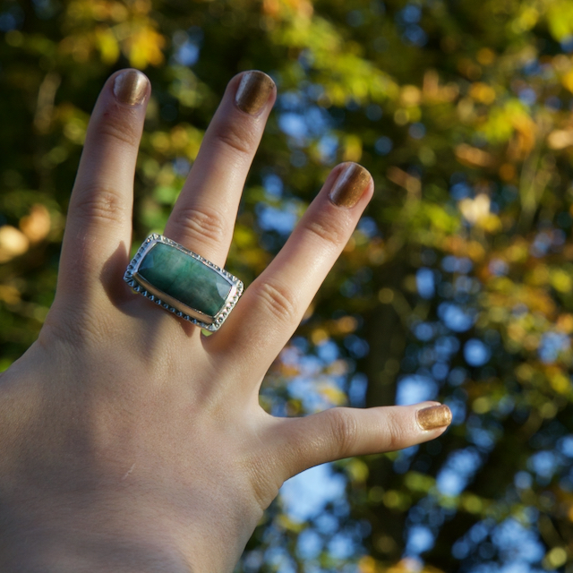 green large emerald ring worn – 1 GREEN LARGE EMERALD RING IN SILVER, RECTANGLE SHAPE ON MODEL HAND